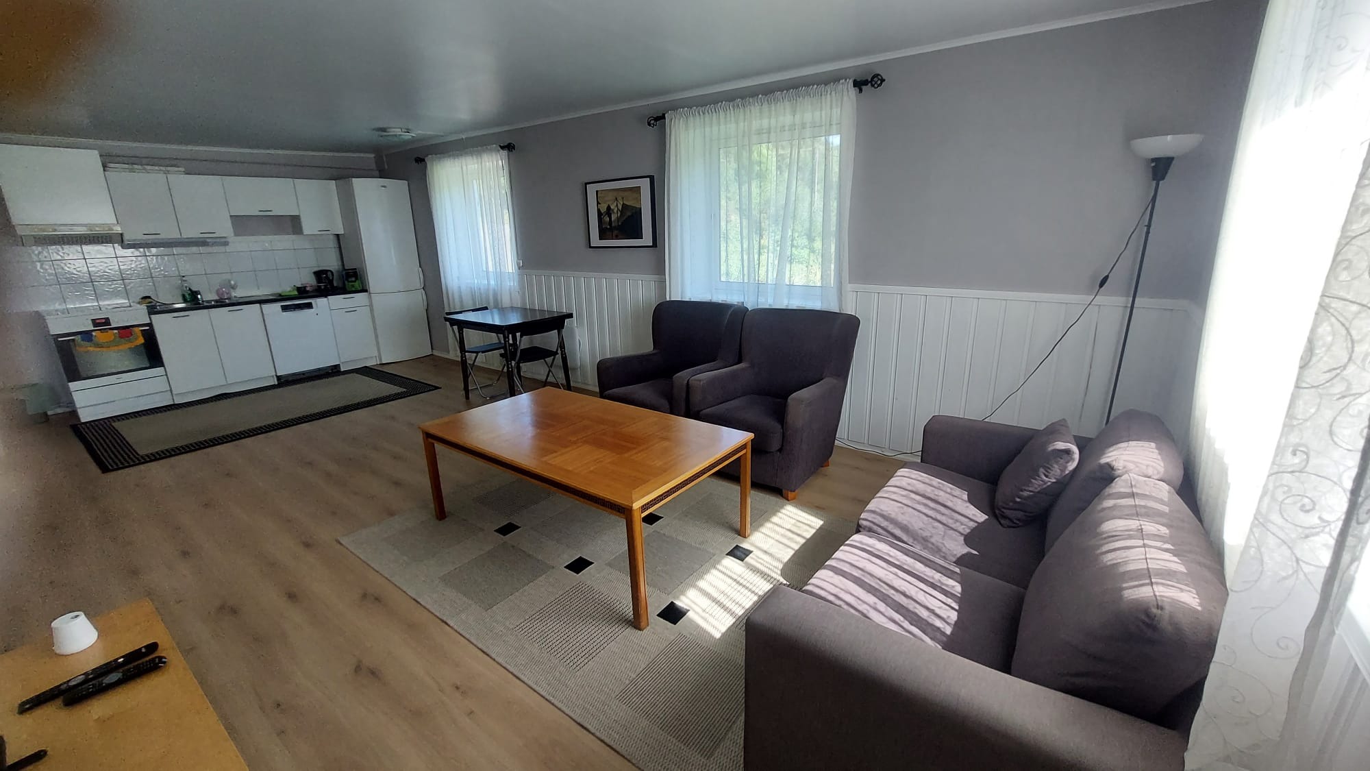 Åpen løsning med stue og kjøkken. Med TV